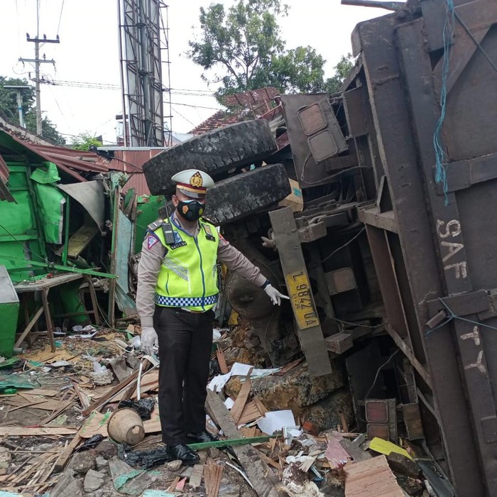 Dump truk menabrak 5 warung di Gresik karena rem blong. Kecelakaan tersebut menewaskan satu orang.