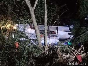 Cerita Korban Selamat Laka Maut Sumedang: Mobil Oleng-Bau Hangus