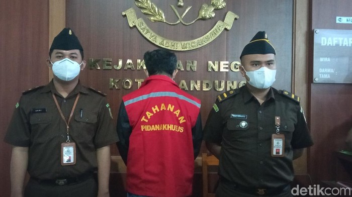 Kejari Bandung menangkap buron korupsi pengadaan barang eks petinggi PT POS