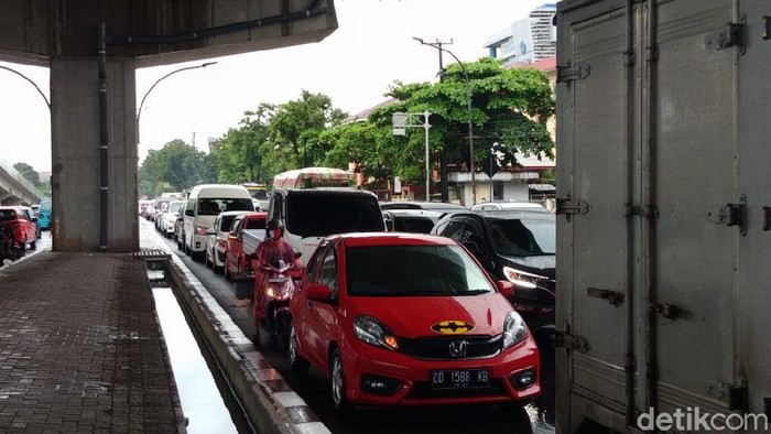 Kemacetan parah akibat banjir di Jalan AP Pettarani, Kota Makassar (Hermawan/detikcom).