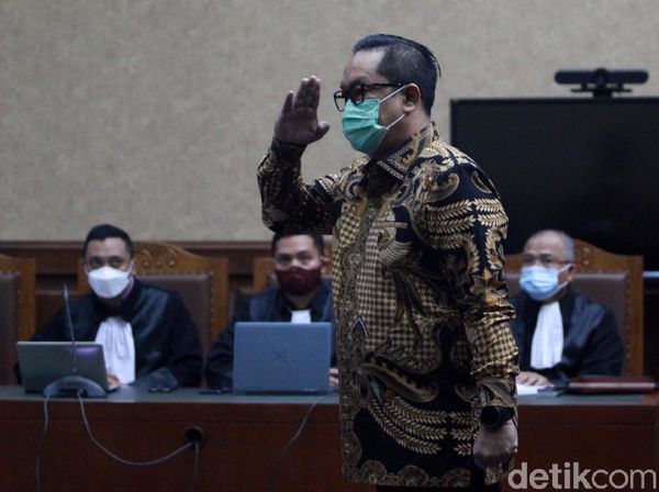 Kepalan Tangan dan Hormat Brigjen Prasetijo Sebelum Jalani Sidang
