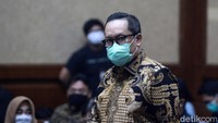 Mantan Karo Korwas PPNS Bareskrim ini dituntut 2 tahun dan 6 bulan penjara dan denda Rp 100 juta subsider 6 bulan kurungan.