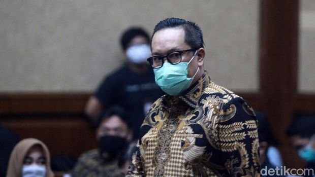 Brigjen Prasetijo Utomo menghadapi sidang vonis kasus red notice Djoko Tjandra. Ia mengepalkan tangan dan memberi hormat saat memasuki ruang sidang Pengadilan Tipikor Jakarta.