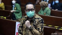 Prasetijo diyakini jaksa melanggar Pasal 5 ayat 2junctoPasal 5 ayat 1 huruf a atau b UU Nomor 31 Tahun 1999 sebagaimana telah diubah dengan UU Nomor 20 Tahun 2001 tentang Pemberantasan Tindak Pidana Korupsi juncto Pasal 55 ayat 1 ke-1 KUHP.