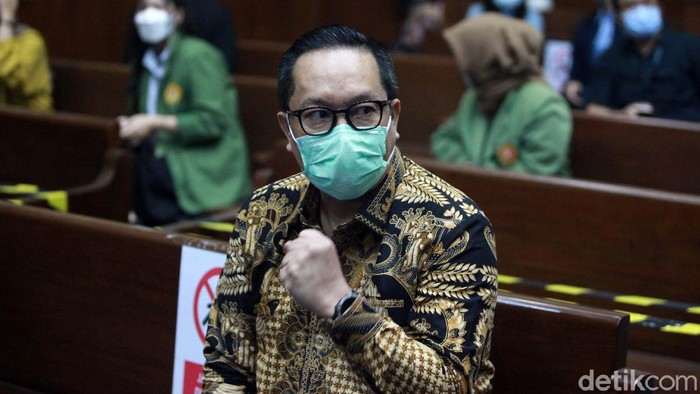 Brigjen Prasetijo Utomo menghadapi sidang vonis kasus red notice Djoko Tjandra. Ia mengepalkan tangan dan memberi hormat saat memasuki ruang sidang Pengadilan Tipikor Jakarta.