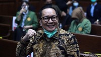 Terdakwa kasus red notice Djoko Tjandra, Brigjen Pol Prasetijo Utomo mengepalkan tangan saat menunggu pembacaan sidang Vonis di Pengadilan Tipikor Jakarta Pusat, Rabu (10/3/2021).