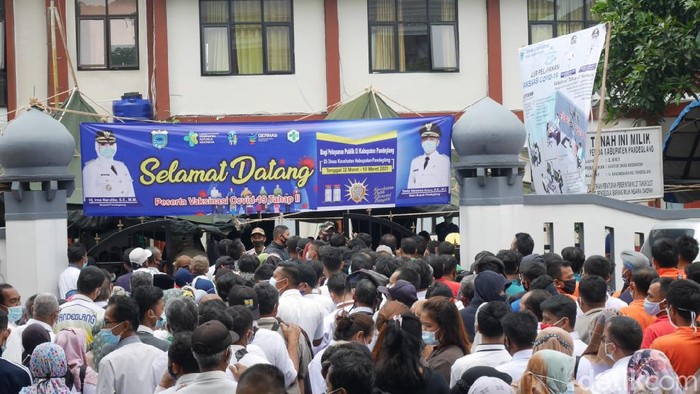 Kerumunan peserta vaksinasi COVID-19 di Pandeglang.
