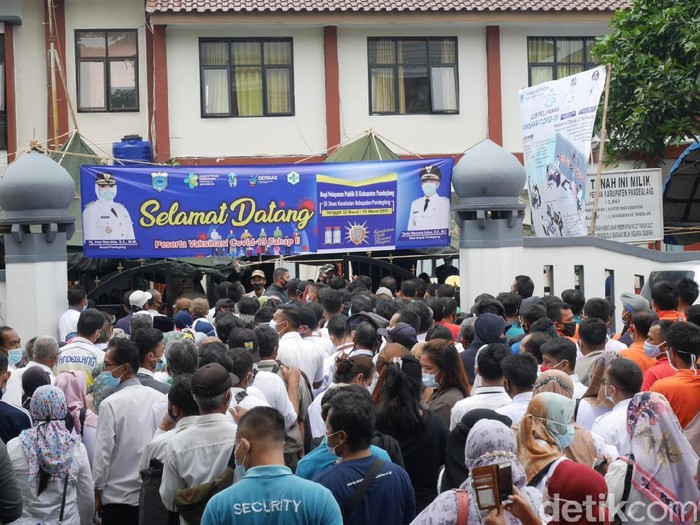 Kerumunan peserta vaksinasi COVID-19 di Pandeglang.
