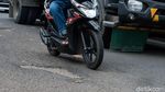 Potret Jalan Dekat Pasar Cimanggis Ciputat Berlubang di Mana-mana