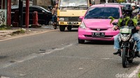 Lubang juga terlihat di titik persimpangan RS Sari Asih Ciputat menuju Pasar Cimanggis sampai dekat pintu belakang Makam Wakaf H Daiman. (Andhika Prasetia/detikcom)