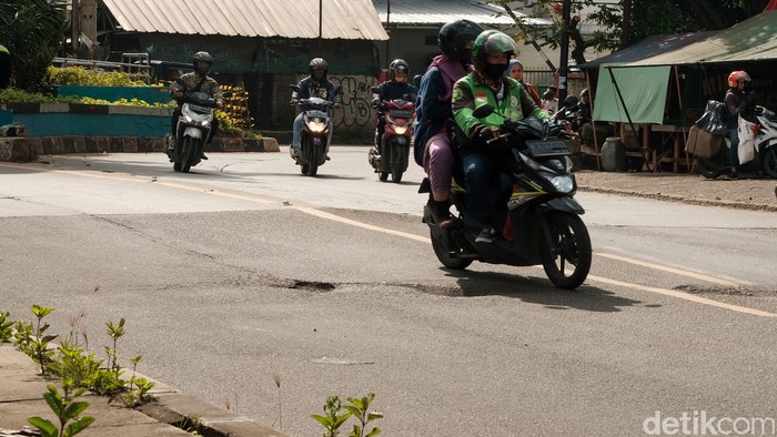 Kerusakan di Jl Otista Raya, dekat Pasar Cimanggis Ciputat, Tangsel, 10 Maret 2021. (Andhika Prasetia/detikcom) Kerusakan di Jl Otista Raya, dekat Pasar Cimanggis Ciputat, Tangsel, 10 Maret 2021. (Andhika Prasetia/detikcom)