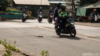 Nama jalan ini adalah Jl Otista Raya. Berdasarkan pantauan, Selasa (9/3), lubang mulai terlihat di persimpangan ruko Pasar Cimanggis. Diameter lubang berkisar 30 sentimeter. (Andhika Prasetia/detikcom)