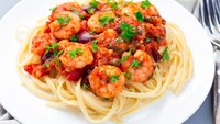 Pasta lebar linguine enak dipadukan dengan saus udang berbumbu pedas. Dimakan hangat dengan taburan keju makin sedap. Linguine saus udang pedas bisa kamu buat dengan resep ini. Foto: iStock