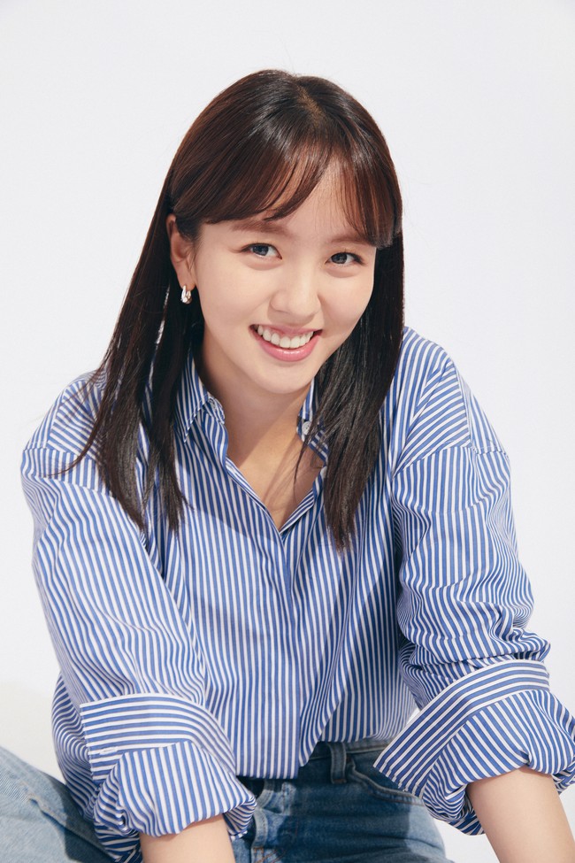 Kim So Hyun telah memulai debut akting sebagai pemeran pendukung Drama City di umur 7 tahun. Netizen Korea jatuh hati dengan senyuman dan tatapan matanya yang menyerupai kelinci. Bintang drama Korea Love Alarm itu mendapat julukan Nation’s Little Sister. Foto: (dok. Netflix)
