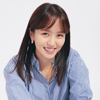 Kim So Hyun telah memulai debut akting sebagai pemeran pendukung Drama City di umur 7 tahun. Netizen Korea jatuh hati dengan senyuman dan tatapan matanya yang menyerupai kelinci. Bintang drama Korea Love Alarm itu mendapat julukan Nation’s Little Sister. Foto: (dok. Netflix)