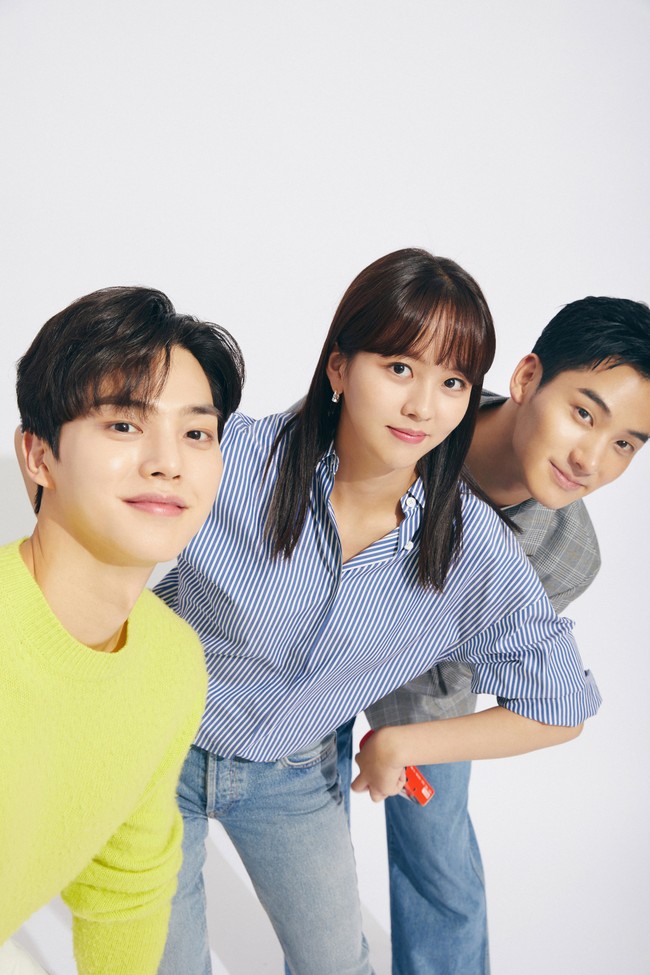 Kim So Hyun sering kali terlibat cinta segitiga dan diperebutkan dua cowok ganteng seperti di Who Are You: School 2015, Love Alarm, dan My Lovely Liar. Foto: (dok. Netflix)