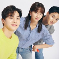 Kim So Hyun sering kali terlibat cinta segitiga dan diperebutkan dua cowok ganteng seperti di Who Are You: School 2015, Love Alarm, dan My Lovely Liar. Foto: (dok. Netflix)