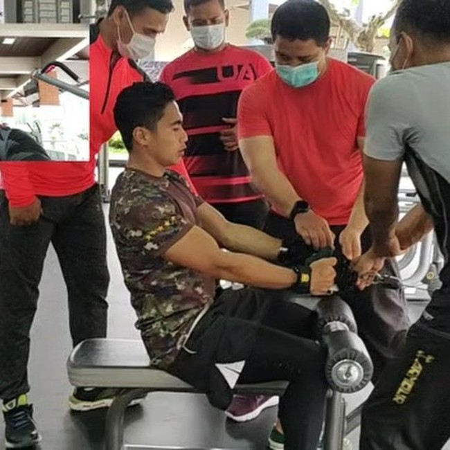 Perubahan tubuhnya itu pun mendapatkan dukungan dan pujian dari warganet di TikTok. 2018 ketemu dan foto bareng di Bali belum segede gini.. sekarang makin ganteng, puji akun @sharonkaramoy. Fix,, cowok yang ada di asrama / tempat gym pada minder sma kakak ini. Karena punya otot yang lebih gede, ujar akun @Emile. Fix gue cinta nichhh sama orang....manisnya kebangatan, puji akun @PHIA ♋. Woiiii melelehh gw liat senyummnyaaaaa, kata akun @VitaAprilia. Foto: Instagram @manganang92.