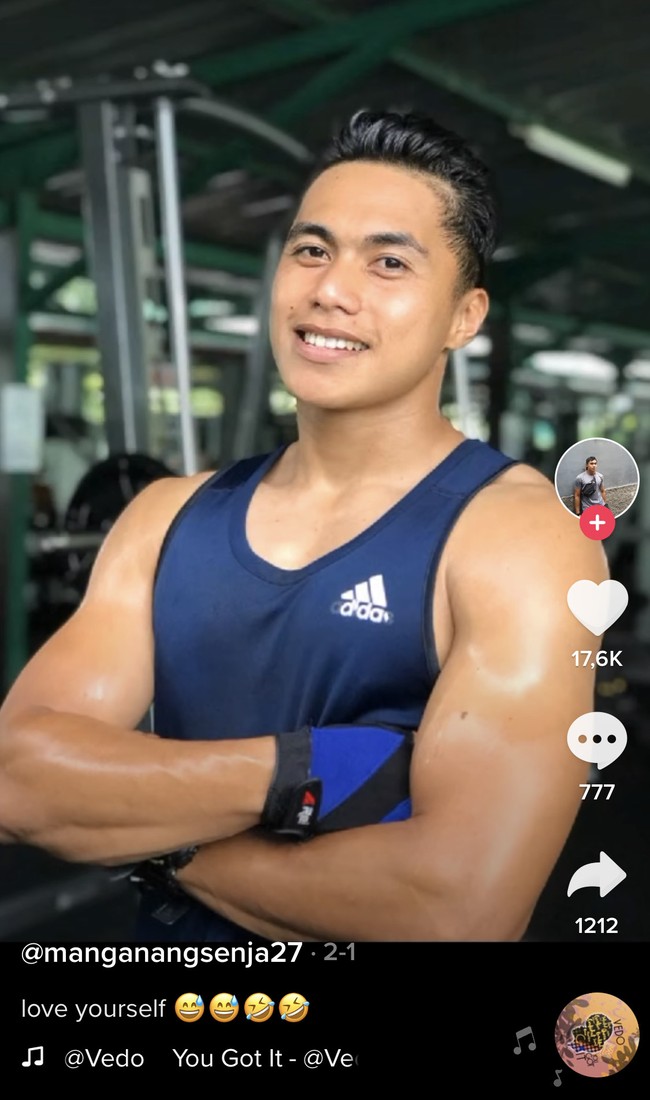 Pria yang lahir pada 27 April 1992 itu juga aktif mengunggah kegiatannya saat fitnes di akun TikToknya @manganang27. Seperti angkat beban dan push up sambil diiringi musik khas TikTok. Foto: tangkap layar TikTok @manganang27.
