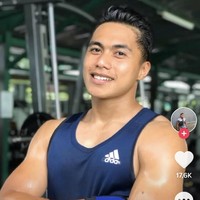 Pria yang lahir pada 27 April 1992 itu juga aktif mengunggah kegiatannya saat fitnes di akun TikToknya @manganang27. Seperti angkat beban dan push up sambil diiringi musik khas TikTok. Foto: tangkap layar TikTok @manganang27.