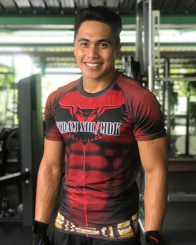 KSAD Jenderal Andika Perkasa menceritakan awal bergabungnya Serda Aprilia Manganang menjadi prajurit TNI AD. Andika merasa ikut bertanggung jawab atas peristiwa yang dialami Manganang terkait kondisinya yang mengalamihipospadia. Andika menjelaskan Aprilia Manganang direkrut sebagai anggota TNI AD lewat rekrutmen khusus bintara yang berprestasi pada 2016. Andika mengatakan pemeriksaan medis saat itu memang tidak lengkap, sehingga Manganang diindetifikasi sebagai wanita. Foto: Instagram @manganang92.