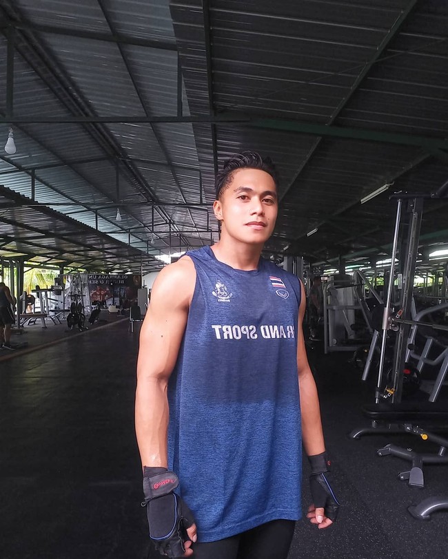 Serda Aprilia Manganang tak bisa menyembunyikan kebahagiaannya. Setelah 28 tahun, Aprilia Manganang mendapat kepastian bahwa dia seorang pria dan bisa menjalani operasi korektif. Foto: Instagram @manganang92.