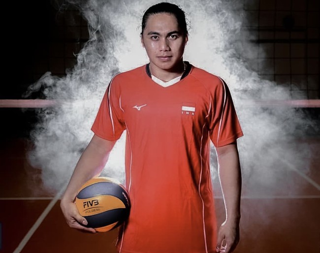 Anggota TNI AD yang sedang jadi atensi publik, Aprilia Manganang, mulai bermain voli sejak duduk di bangku SMP. Ia sempat berhenti saat SMA karena fokus dengan basket. Meski akhirnya ia kembali ke voli karena melihat kakaknya berhasil mendapatkan penghasilan dari voli itu sendiri. Karier profesionalnya ia mulai ketika bergabung dengan tim Alco Bandung pada 2011, lalu kemduian berpindah ke BNI 46, Manokwari Valeria, hingga akhirnya memperkuat Jakarta Elektrik PLN yang suskes memenangkan ajang Pertamina Proliga 2015 dan 2016. Foto: Instagram @potretatlet.