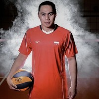Anggota TNI AD yang sedang jadi atensi publik, Aprilia Manganang, mulai bermain voli sejak duduk di bangku SMP. Ia sempat berhenti saat SMA karena fokus dengan basket. Meski akhirnya ia kembali ke voli karena melihat kakaknya berhasil mendapatkan penghasilan dari voli itu sendiri. Karier profesionalnya ia mulai ketika bergabung dengan tim Alco Bandung pada 2011, lalu kemduian berpindah ke BNI 46, Manokwari Valeria, hingga akhirnya memperkuat Jakarta Elektrik PLN yang suskes memenangkan ajang Pertamina Proliga 2015 dan 2016. Foto: Instagram @potretatlet.
