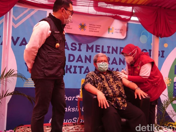 Melihat Ceu Popong dan Aher menjalani vaksinasi Corona di Bandung