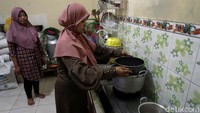 Tak hanya diajarkan cara membuat yoghurt, emak-emak di Desa Bocek, Karangploso, Kabupaten Malang, ini juga diberikan edukasi terkait manfaat hingga peluang bisnis pembuatan yoghurt tersebut.