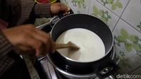 Eni yang merupakan anggota PKK di Desa Bocek pun mulai berani mencoba menduplikasi pembuatan yoghurt.