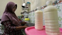 Para istri peternak sapi perah pun berharap ada pelatihan lanjutan juga kemudahan mendapatkan bakteri pembentuk yoghurt tersebut. Selain itu, tentu saja bantuan peralatan agar memudahkan mereka dalam memproduksi yoghurt.