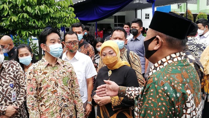 Menaker Ida Fauziyah didampingi Wali Kota Solo Gibran Rakabuming Raka kunjungan kerja di BLK Surakarta, Rabu (10/3/2021)