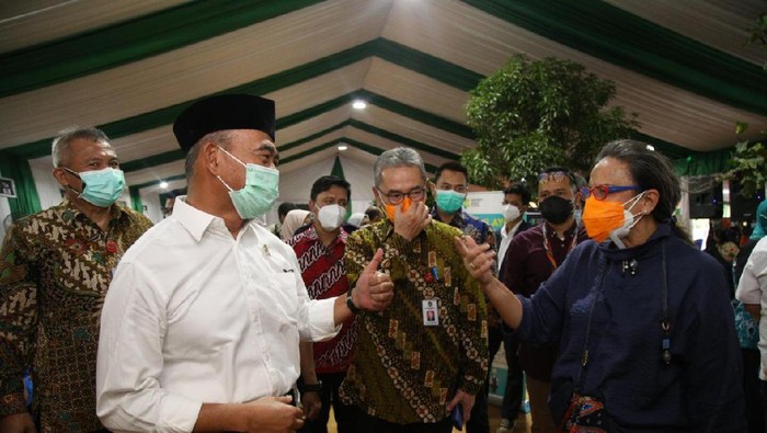 Menko PMK Muhadjir Effendy meninjau vaksinasi lansia