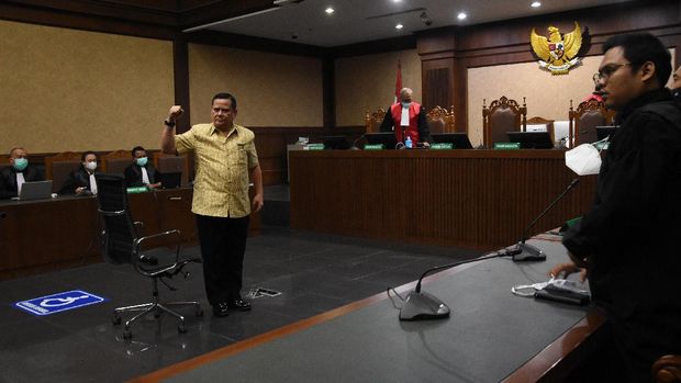Irjen Napoleon Bonaparte divonis 4 tahun penjara di kasus red notice Djoko Tjandra. Usai jalani sidang, Irjen Napoleon tampak berjoget TikTok. Berikut potretnya