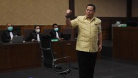 Napoleon terbukti bersalah melanggar Pasal 5 ayat 2 juncto Pasal 5 ayat 1 huruf a UU Nomor 31 Tahun 1999 sebagaimana telah diubah dengan UU Nomor 20 Tahun 2001 tentang Pemberantasan Tindak Pidana Korupsi juncto Pasal 55 ayat 1 ke-1 KUHP.