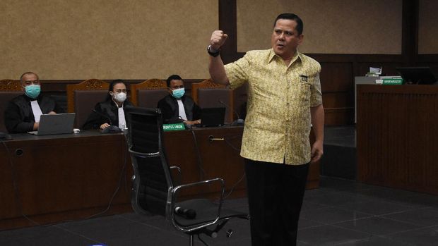 Irjen Napoleon Bonaparte divonis 4 tahun penjara di kasus red notice Djoko Tjandra. Usai jalani sidang, Irjen Napoleon tampak berjoget TikTok. Berikut potretnya