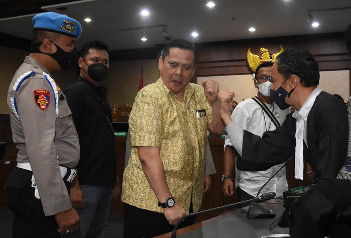Irjen Napoleon Bonaparte divonis 4 tahun penjara di kasus red notice Djoko Tjandra. Usai jalani sidang, Irjen Napoleon tampak berjoget TikTok. Berikut potretnya