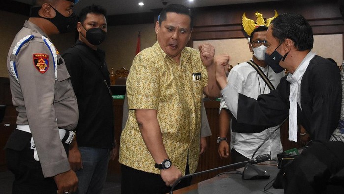 Momen Irjen Napoleon Goyang Tiktok Usai Divonis 4 Tahun Penjara Irjen Napoleon Bonaparte divonis 4 tahun penjara di kasus red notice Djoko Tjandra. Usai jalani sidang, Irjen Napoleon tampak berjoget TikTok. Berikut potretnya