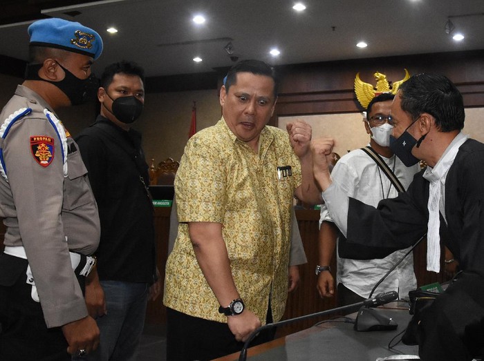 Irjen Napoleon Bonaparte divonis 4 tahun penjara di kasus red notice Djoko Tjandra. Usai jalani sidang, Irjen Napoleon tampak berjoget TikTok. Berikut potretnya