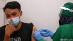 Momen Pekerja PPK Kemayoran Disuntik Vaksin Corona