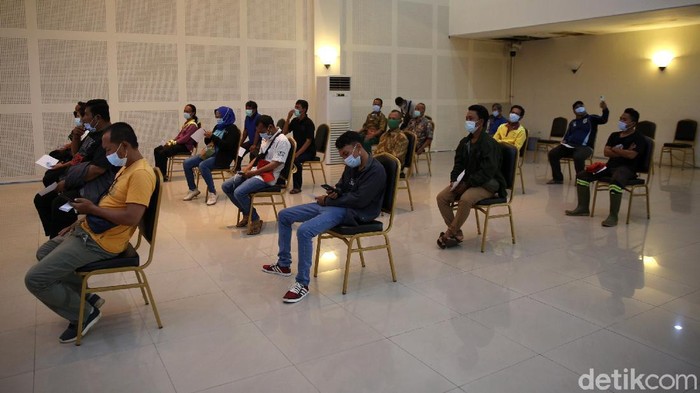 Sejumlah pekerja PPK Kemayoran menjalani vaksinasi virus Corona. Diketahui ada 461 orang karyawan yang telah menerima vaksin COVID-19.