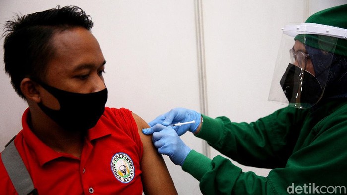 Sejumlah pekerja PPK Kemayoran menjalani vaksinasi virus Corona. Diketahui ada 461 orang karyawan yang telah menerima vaksin COVID-19.