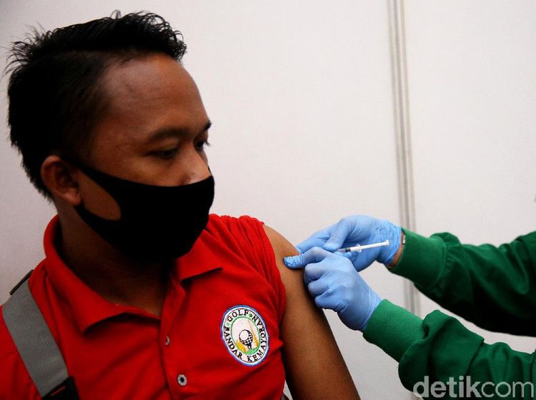 Momen Pekerja PPK Kemayoran Disuntik Vaksin Corona