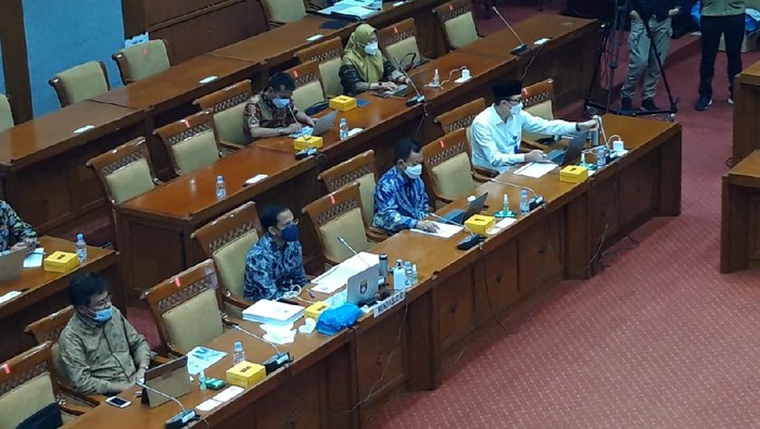 Mendikbud Nadiem Makarim rapat di Komisi X DPR, Rabu (10/3/2021)
