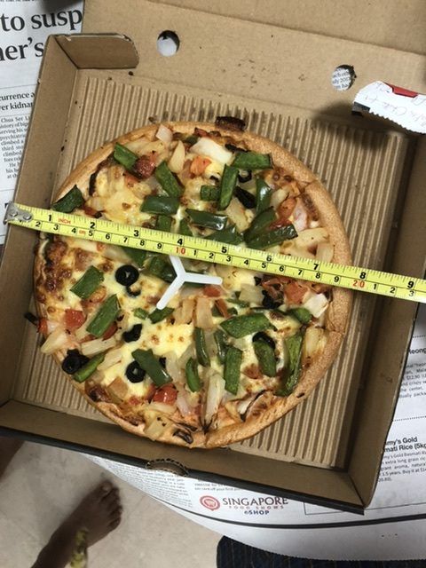 Ogah Rugi! Pria Ini Protes Diameter Pizza yang Dibelinya Kurang 2,5 Cm