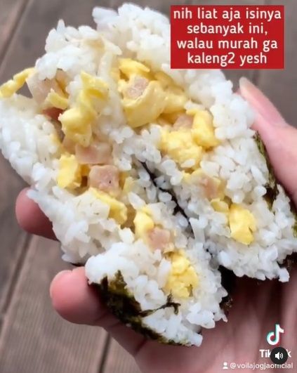 Di Yogyakarta ada penjual onigiri dengan harga terjangkau, hanya Rp 3 ribuan. Ada isian telur, ayam, dan cakalang.
