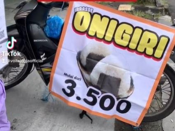 Di Yogyakarta ada penjual onigiri dengan harga terjangkau, hanya Rp 3 ribuan. Ada isian telur, ayam, dan cakalang.