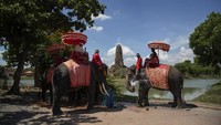 Anutin mengungkapkan pengurangan karantina yang diterapkan pada tiga kategori wisatawan: Pertama, wisatawan asing yang memiliki sertifikat vaksinasi tertanggal tidak lebih dari tiga bulan dan tidak kurang dari 14 hari sejak tanggal masuk. Wisatawan dari Afrika Selatan masih harus menjalani karantina wajib 14 hari. Getty Images/Lauren DeCicca