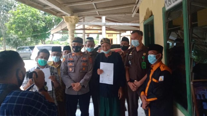 Paranormal di Lampung membuat resah masyarakat karena mengaku bisa memanggil Nabi Muhammad SAW. Polisi hingga MUI akhirnya menangani persoalan tersebut (dok Polres Lampung Tengah)